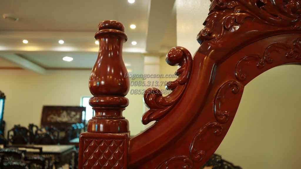 Chương của chiếc gương với các nét đục chạm cầu kì