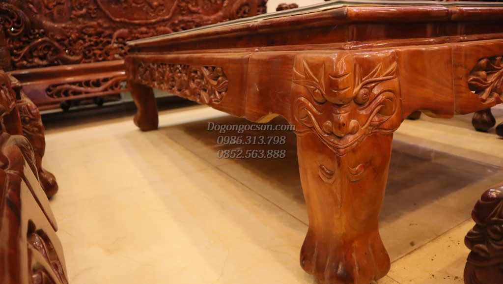 Chi tiết đục tay trên chiếc bàn