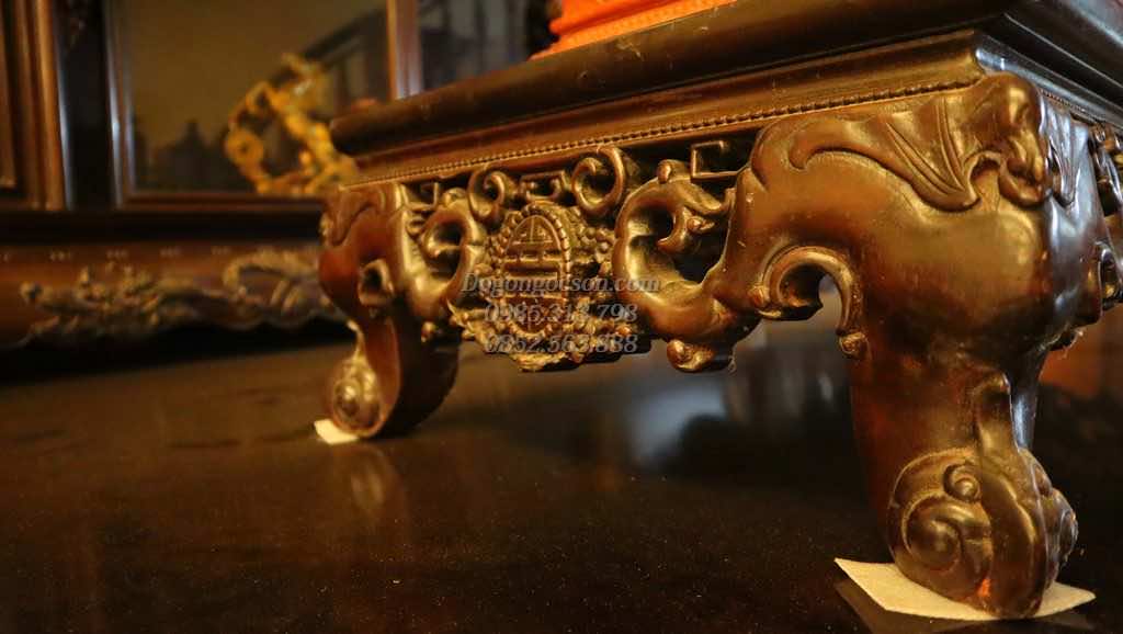 Mặt hông của chiếc văn kỷ