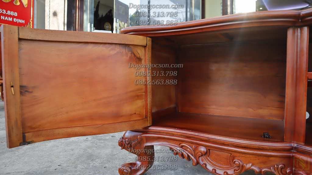 Bên trong 2 hốc tủ