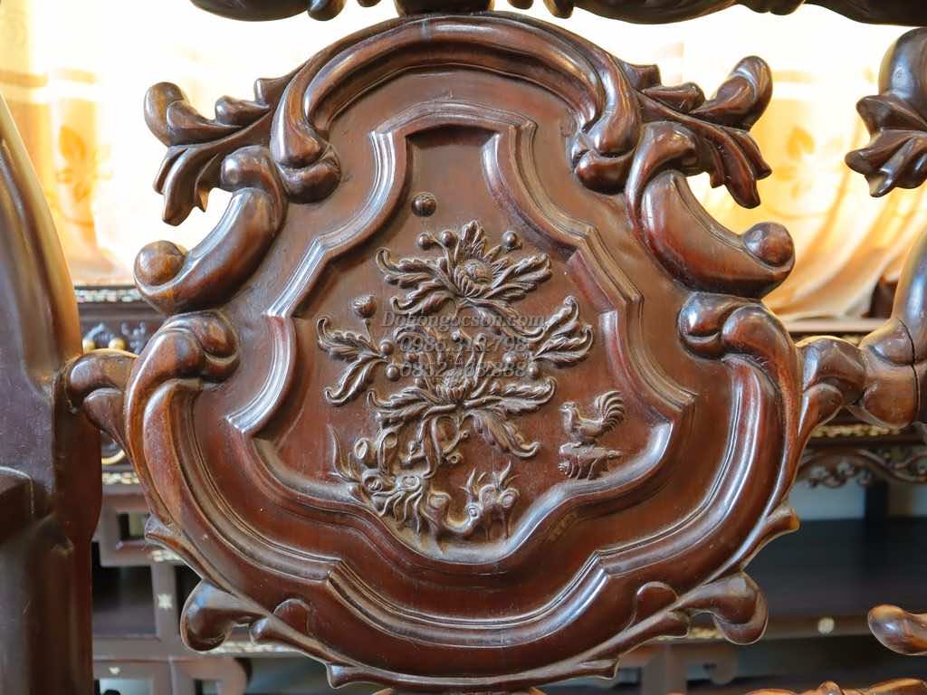 Chi tiết lô đục trên tựa ghế