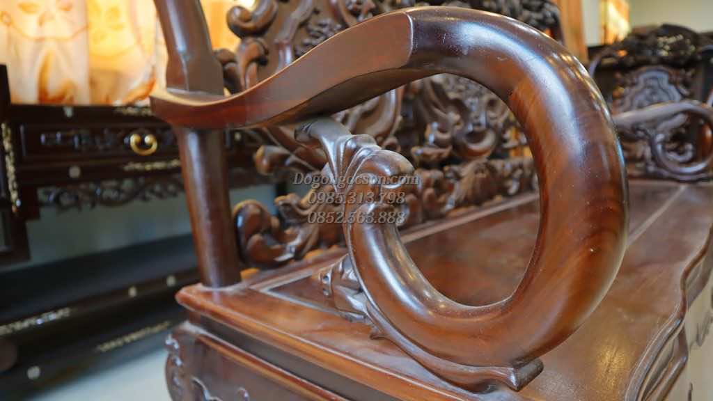 Tay ghế bom cong điệu đà