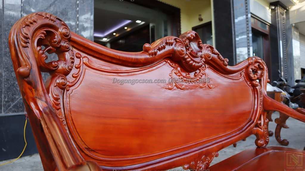Tựa ghế đoản kỷ của bộ bàn ghế hoàng gia Lou007