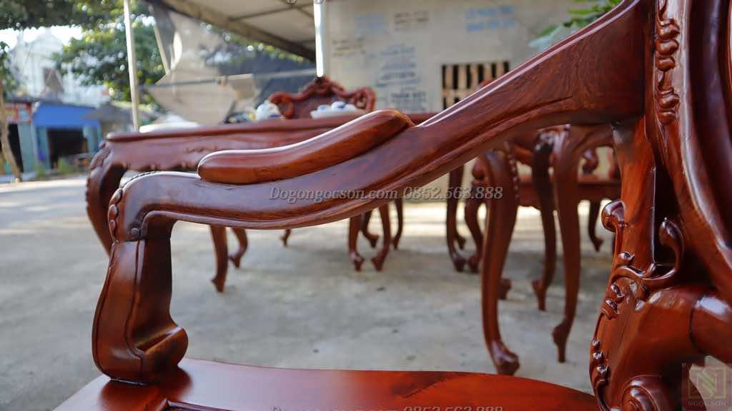 Vai ghế được thiết kế tỉ lệ chuẩn với các đường cong điệu đà