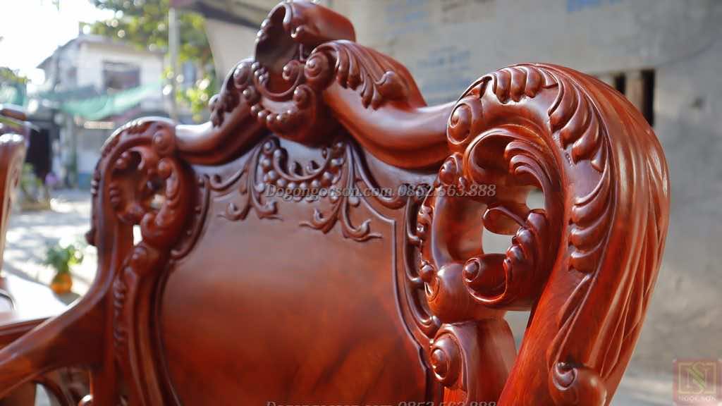 Các chi tiết đục hoa lá tây